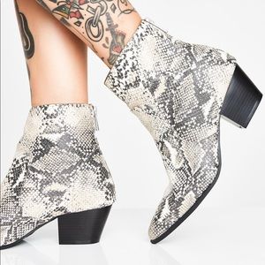 Snakeskin Zipper Pointed Booties